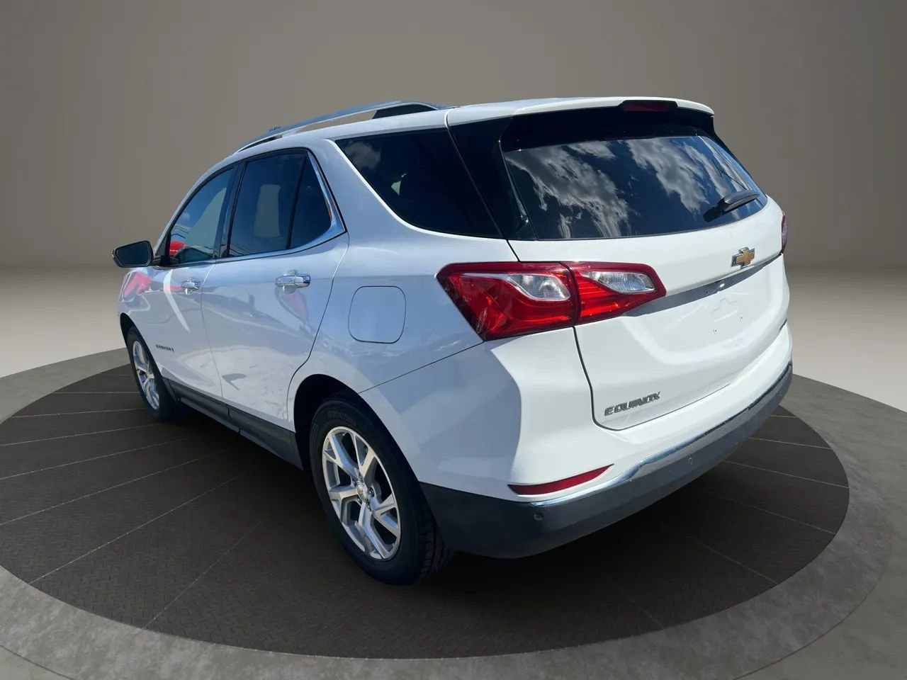 Used 2018 Chevrolet Equinox Premier w/ LPO, Cargo Package AWD/4WD image 7