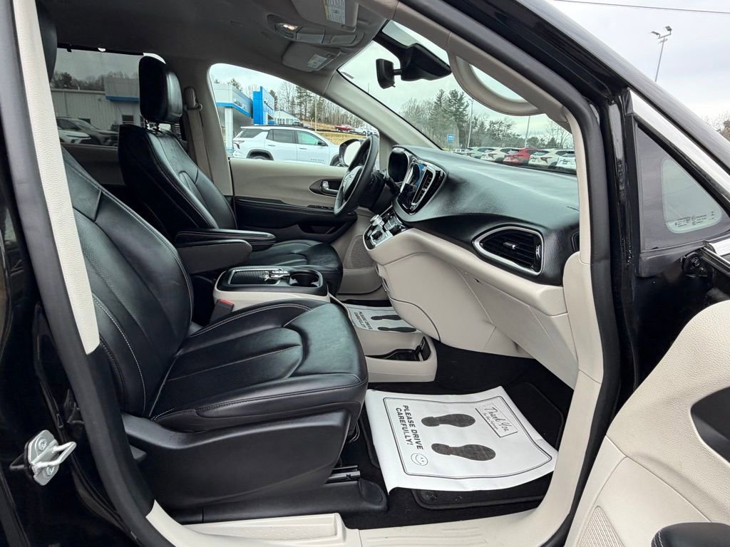 Used 2024 Chrysler Pacifica Touring-L image 28