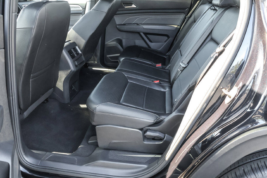Certified 2023 Volkswagen Atlas Cross Sport SE w/ Panoramic Sunroof Package AWD/4WD image 29