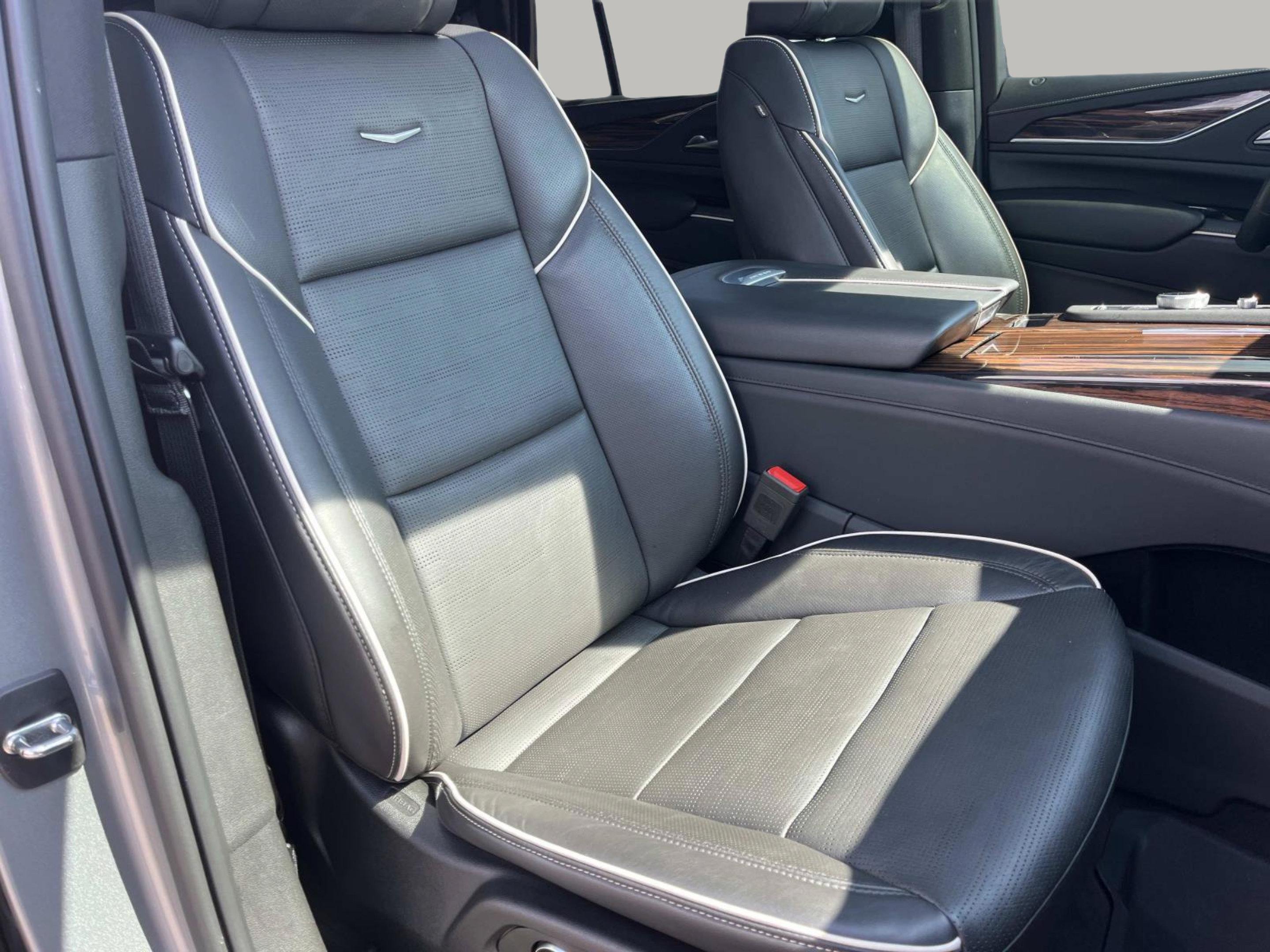 Used 2024 Cadillac Escalade Premium Luxury w/ Performance Package AWD/4WD image 29