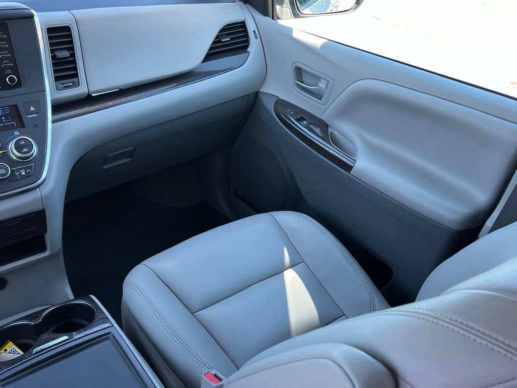 Used 2018 Toyota Sienna XLE w/ XLE Navigation Package FWD image 20