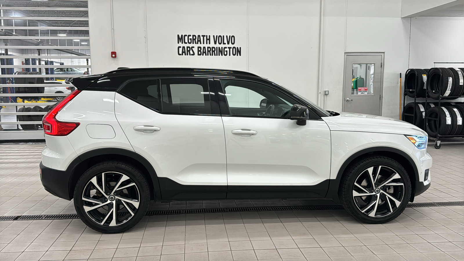 Used 2021 Volvo XC40 T5 R-Design w/ Protection Package AWD/4WD image 4