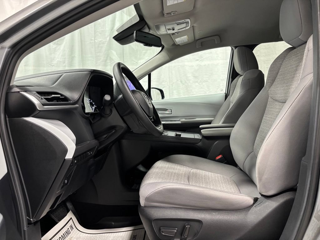 Used 2026 Toyota Sienna LE FWD image 14