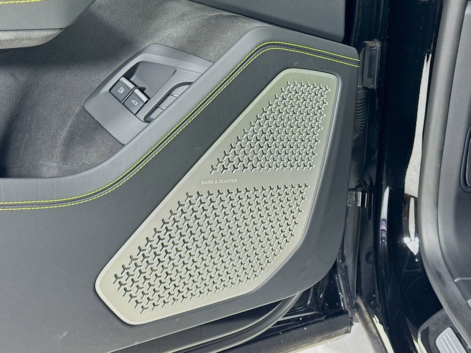 Used 2025 Lamborghini Urus SE image 17