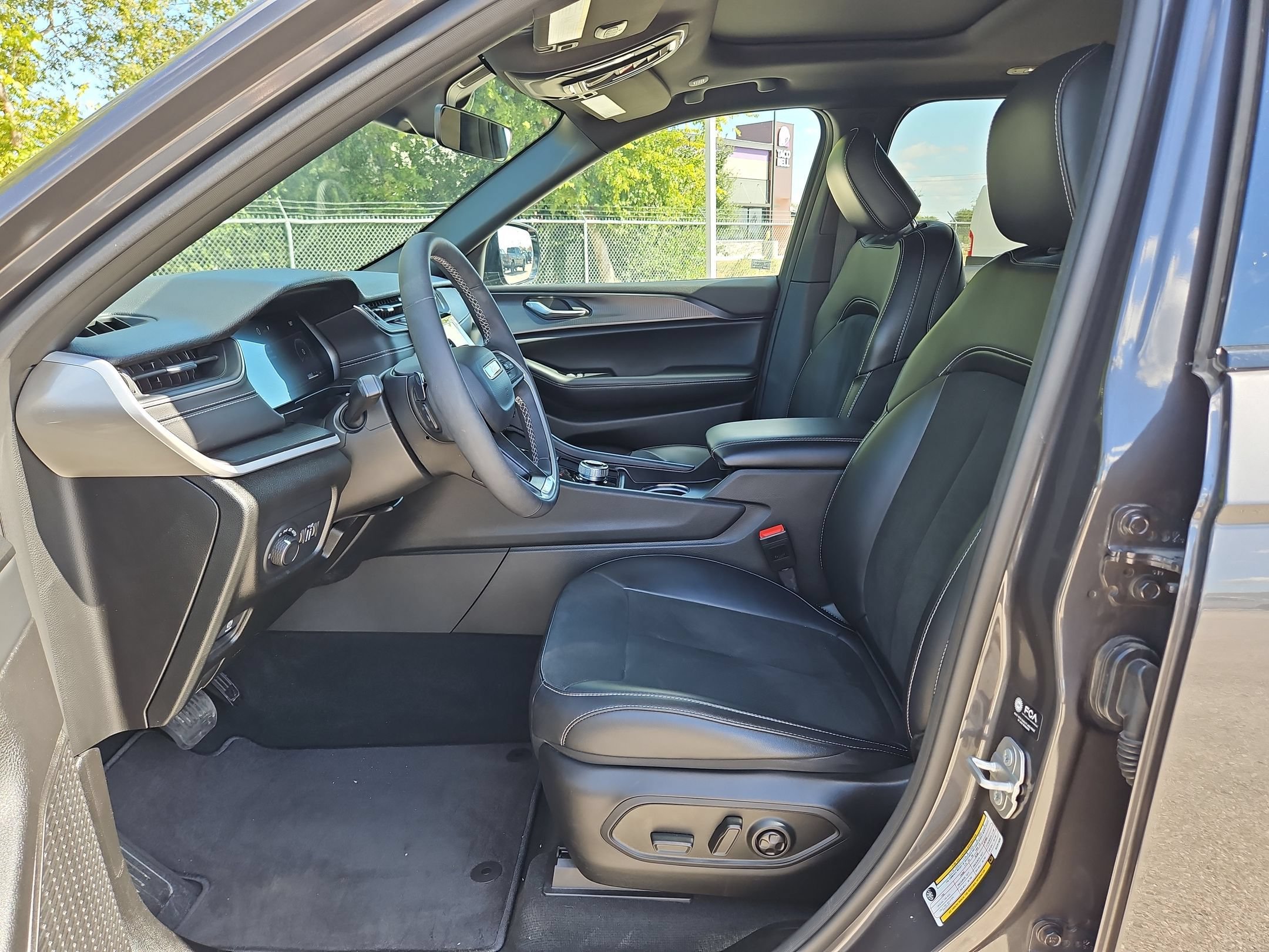 Used 2025 Jeep Grand Cherokee Laredo RWD image 9