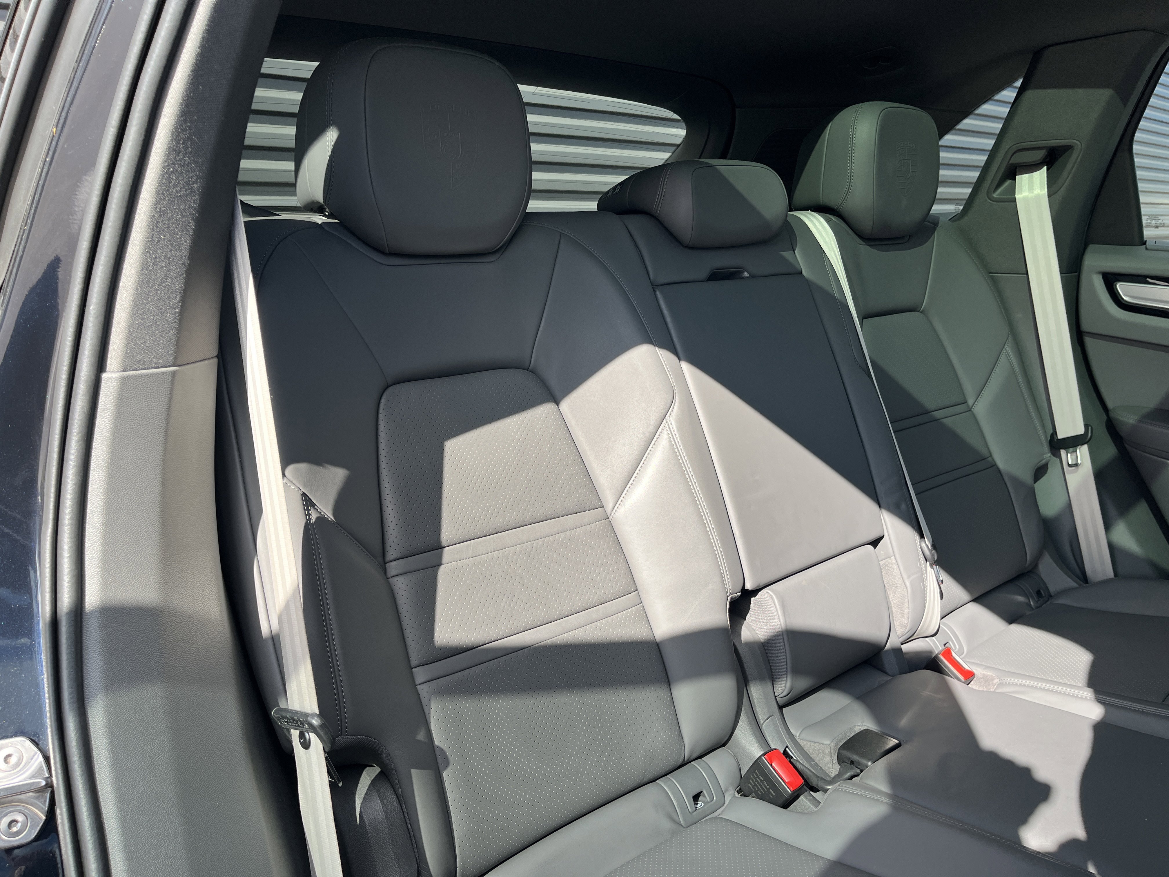 Certified 2022 Porsche Cayenne Platinum Edition image 25