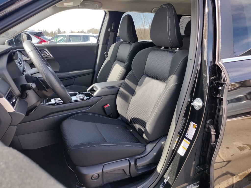 New 2026 Mitsubishi Outlander ES image 7