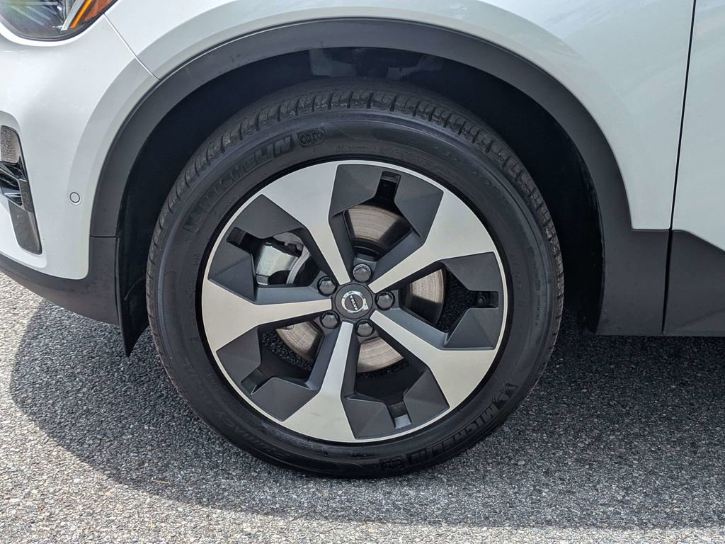 Certified 2026 Volvo XC40 B5 Plus AWD/4WD image 11