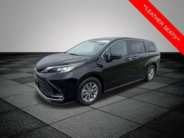 Used 2023 Toyota Sienna XLE FWD image 3