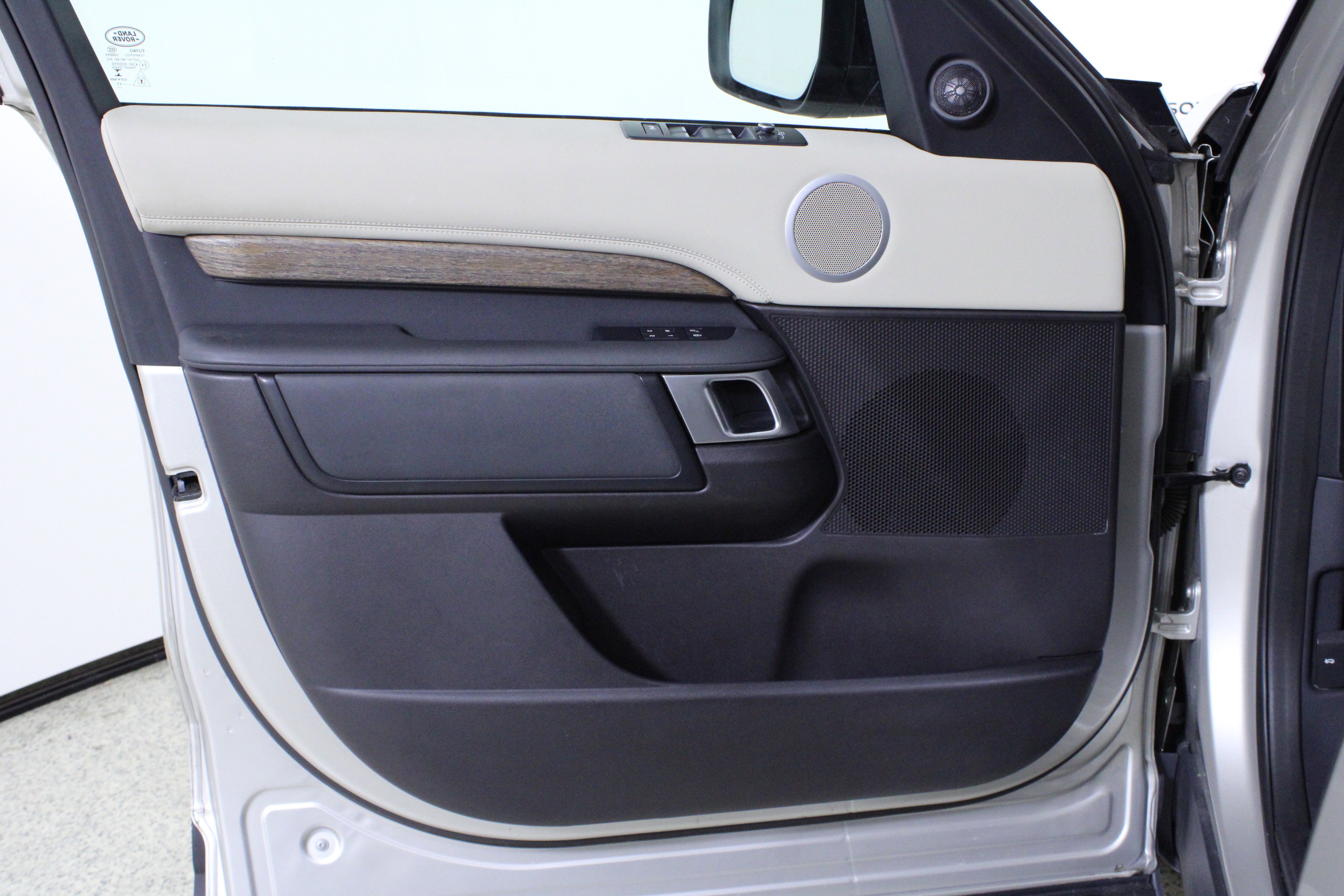 Used 2017 Land Rover Discovery HSE image 19