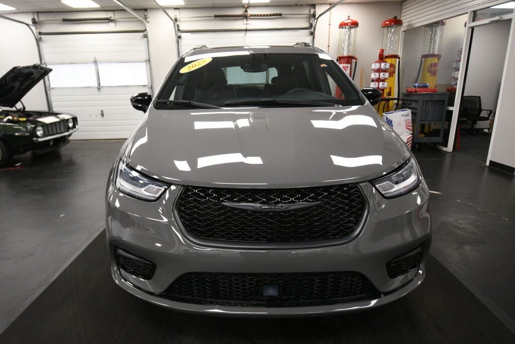 Used 2025 Chrysler Pacifica Limited FWD image 3