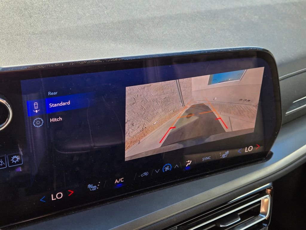 Used 2025 Chevrolet Traverse LT image 11