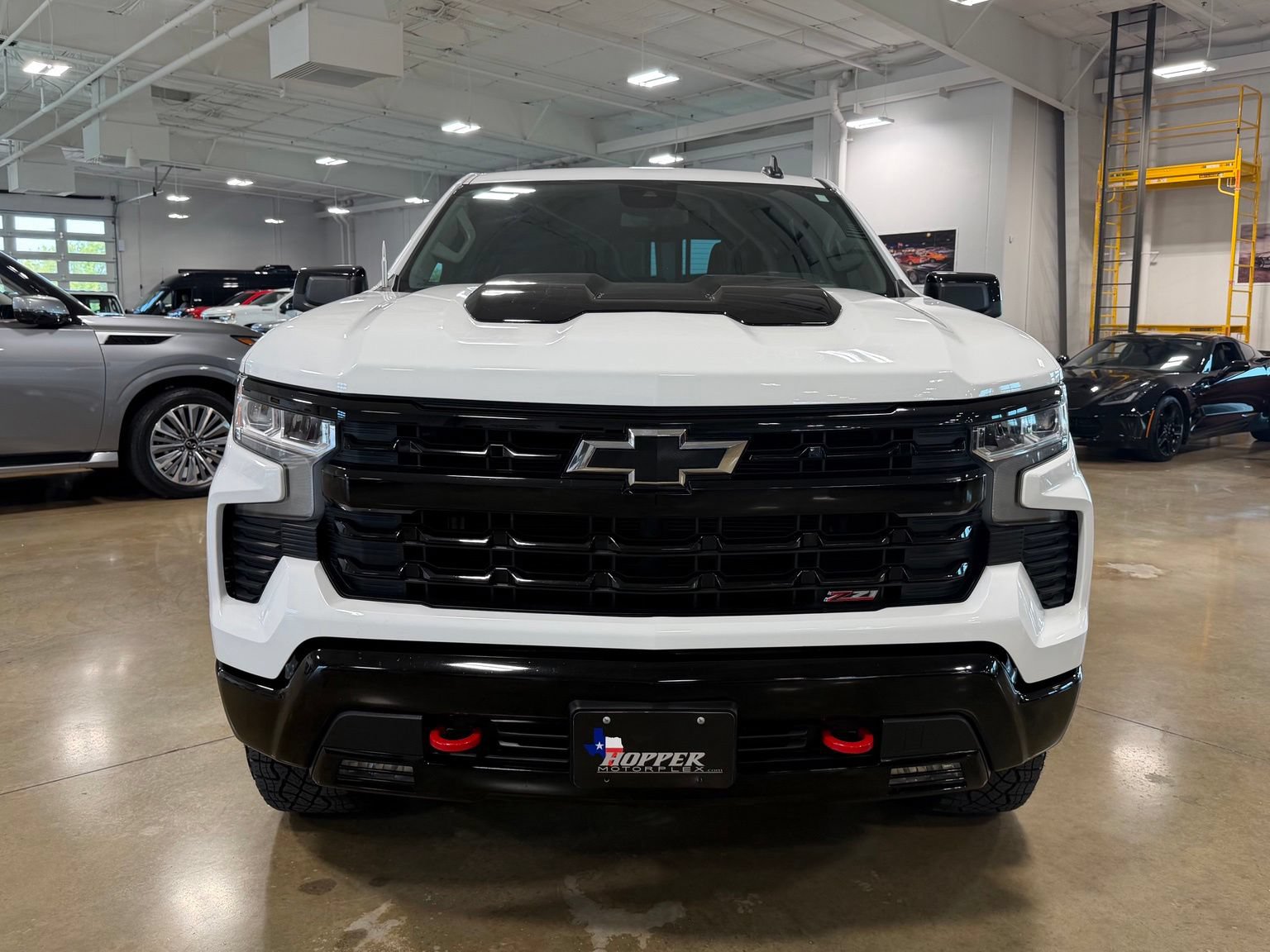Used 2024 Chevrolet Silverado 1500 LT Trail Boss w/ Convenience Package II AWD/4WD image 2