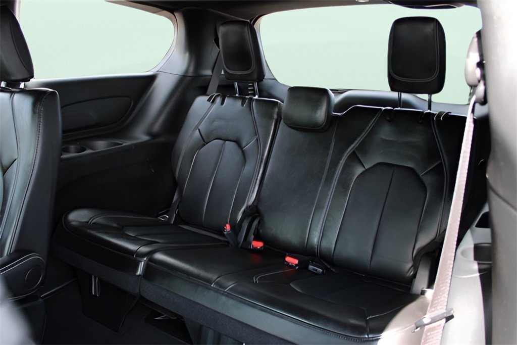 Used 2025 Chrysler Voyager LX image 17