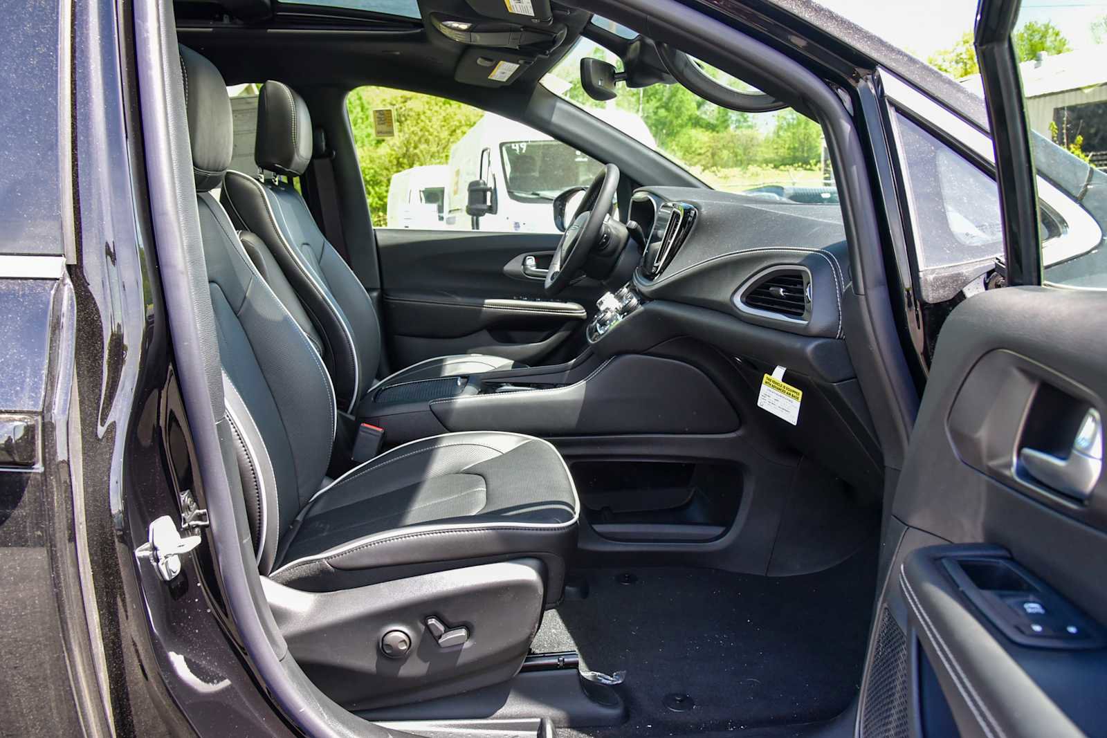 New 2027 Chrysler Pacifica Limited AWD/4WD image 9