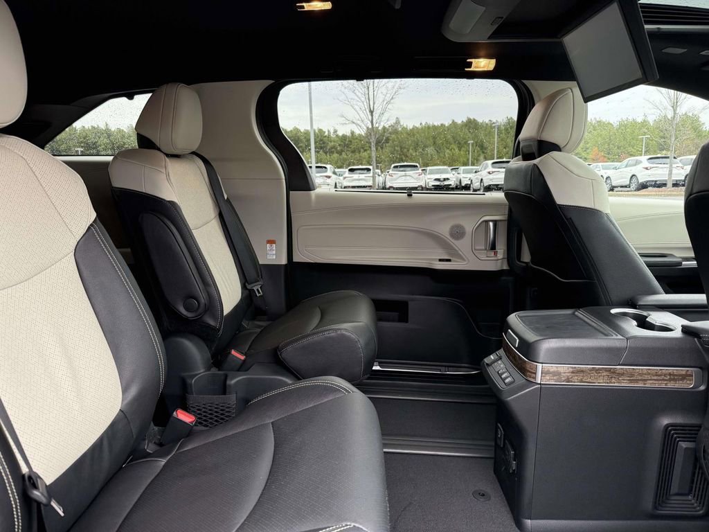Used 2026 Toyota Sienna Platinum image 17