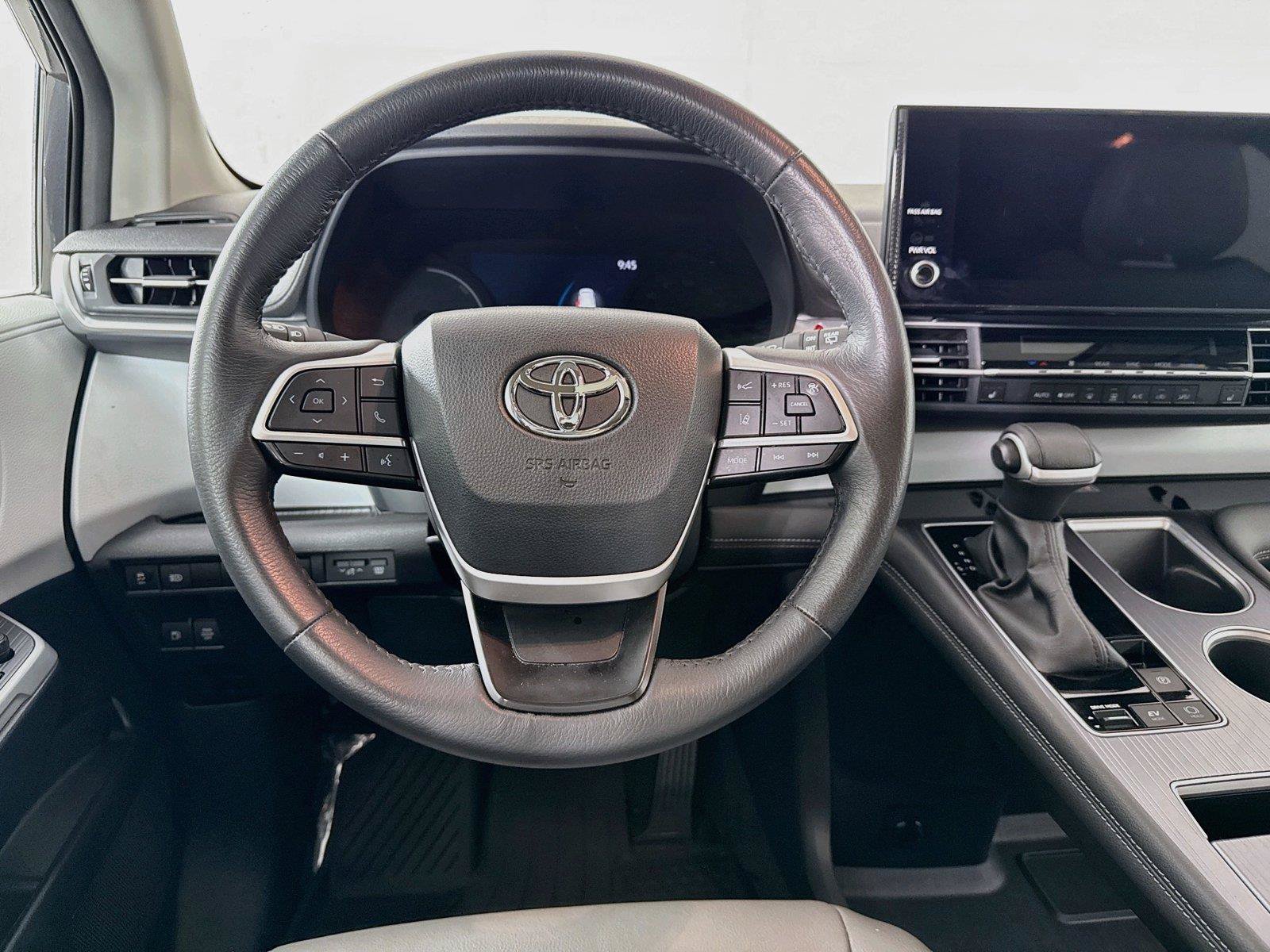 Certified 2025 Toyota Sienna XLE FWD image 32