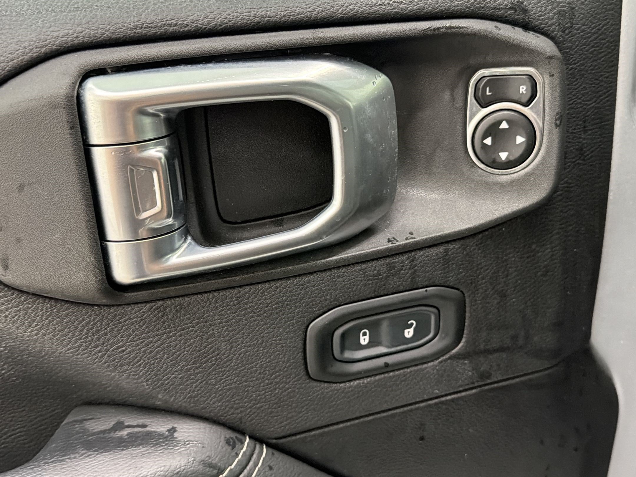 Used 2023 Jeep Wrangler Unlimited Sahara w/ Cold Weather Group AWD/4WD image 12