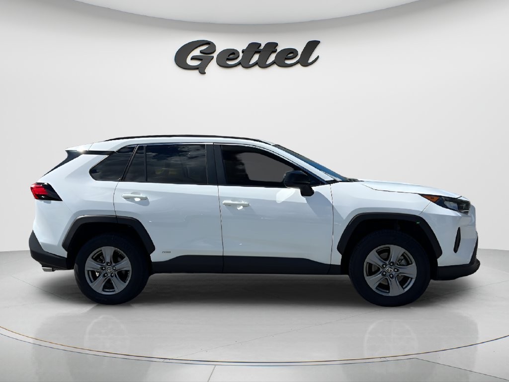 Used 2022 Toyota RAV4 LE AWD/4WD image 4
