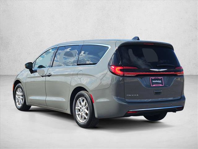 Used 2025 Chrysler Pacifica Select FWD image 8