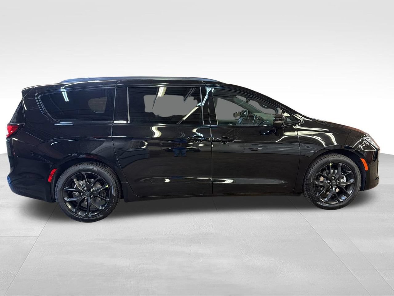 New 2027 Chrysler Pacifica Limited w/ S Appearance Package FWD image 6