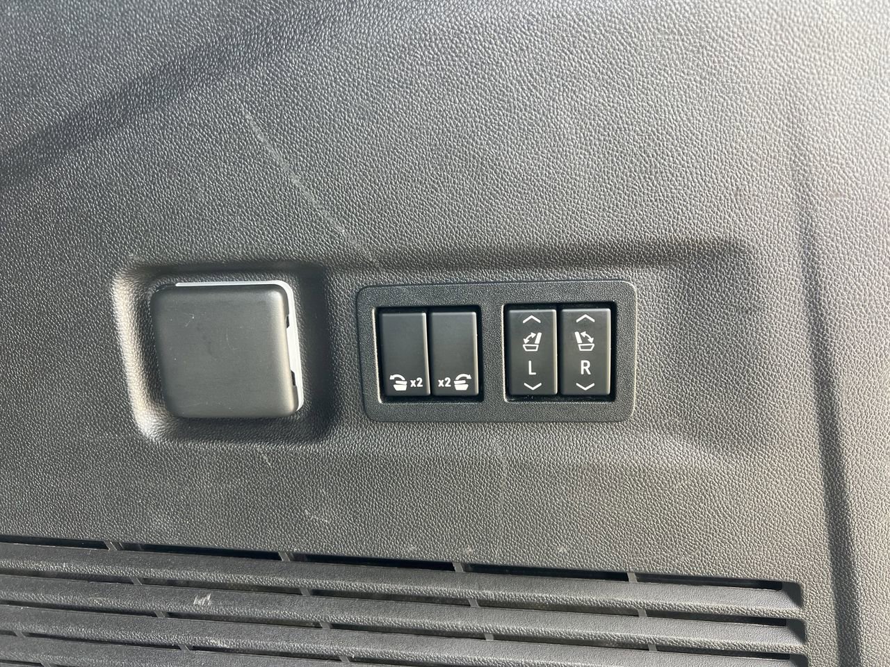 Used 2021 GMC Yukon XL Denali w/ Denali Premium Package image 31