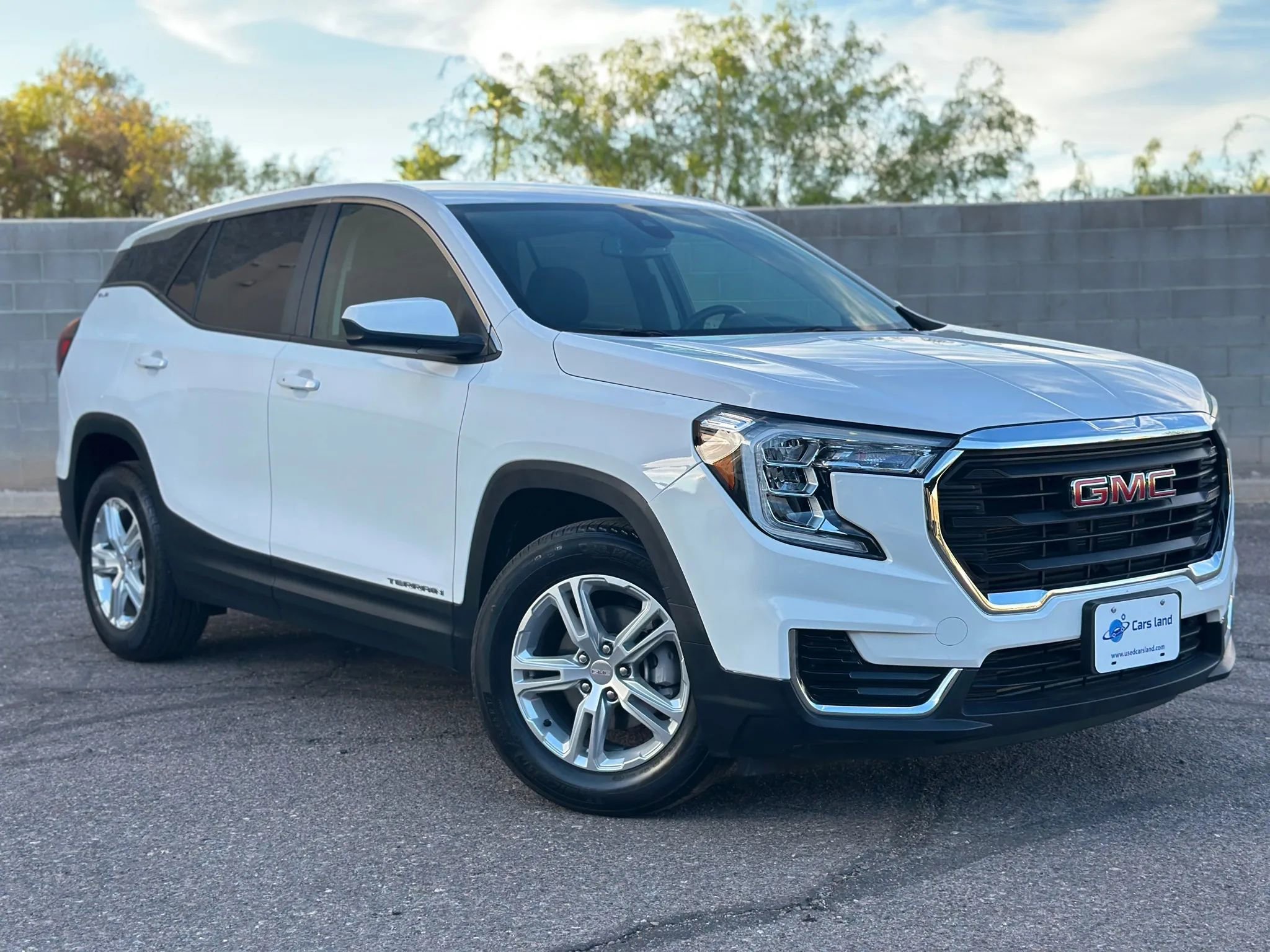 Used 2023 GMC Terrain SLE image 1