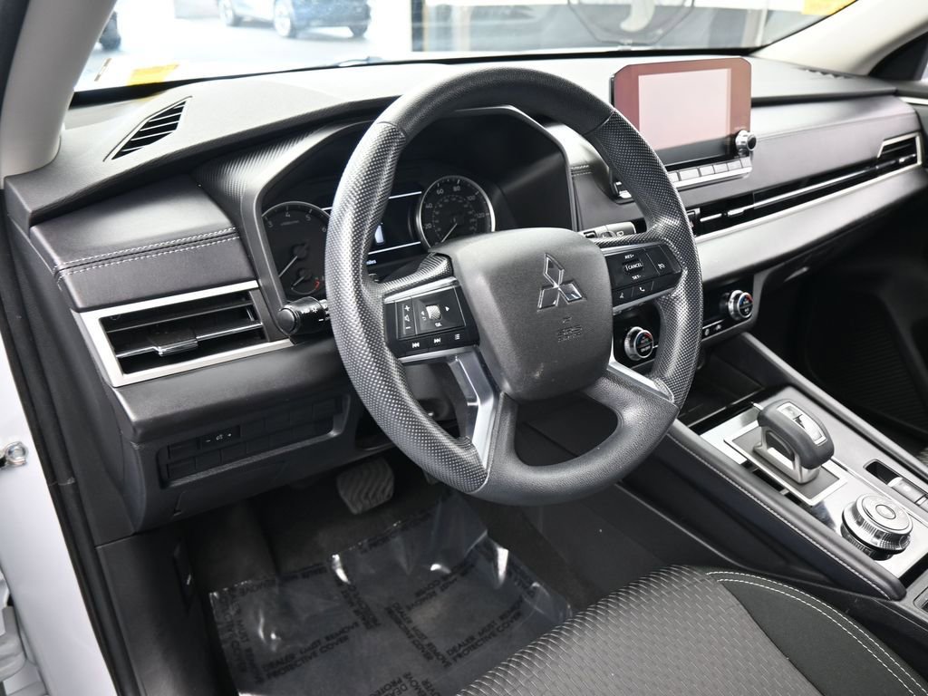 Used 2023 Mitsubishi Outlander ES image 10