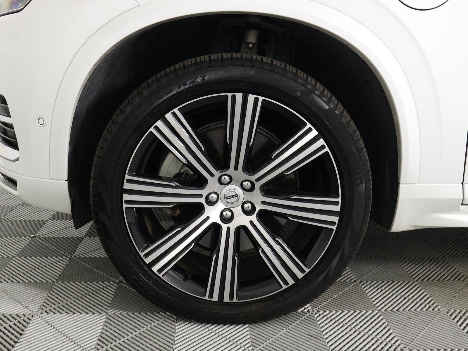 Certified 2025 Volvo XC90 T8 Plus w/ Protection Package Premier AWD/4WD image 28