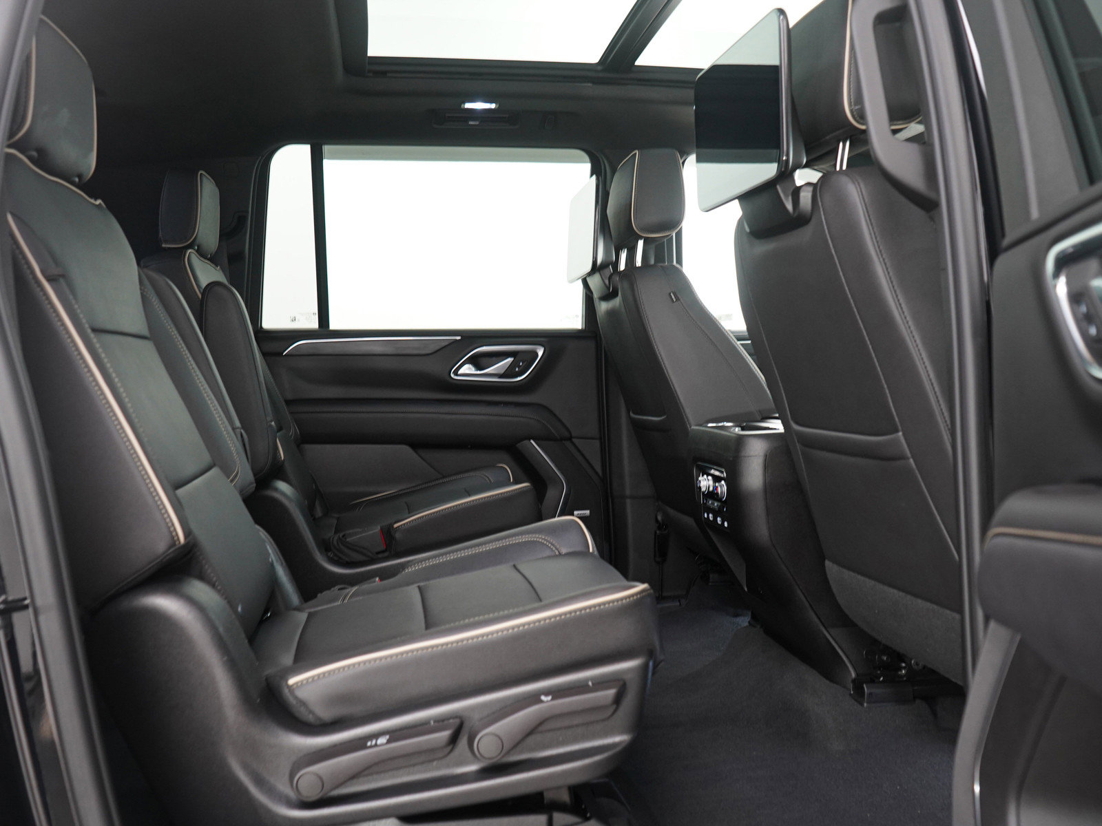 Used 2023 GMC Yukon XL SLT w/ SLT Premium Package image 12