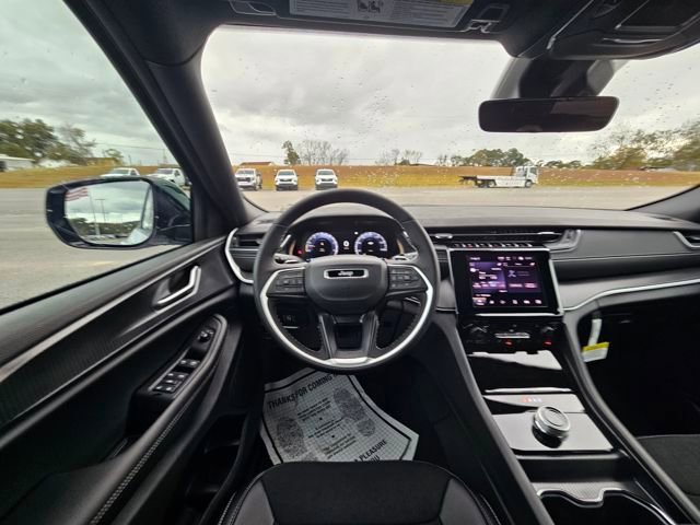 New 2025 Jeep Grand Cherokee Altitude image 13