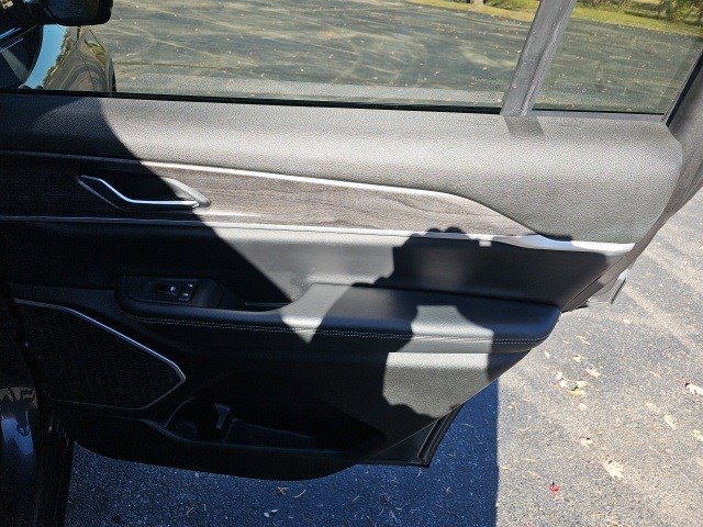 Used 2022 Jeep Grand Cherokee L Limited image 17