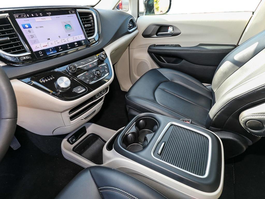 Used 2024 Chrysler Pacifica Touring-L FWD image 19