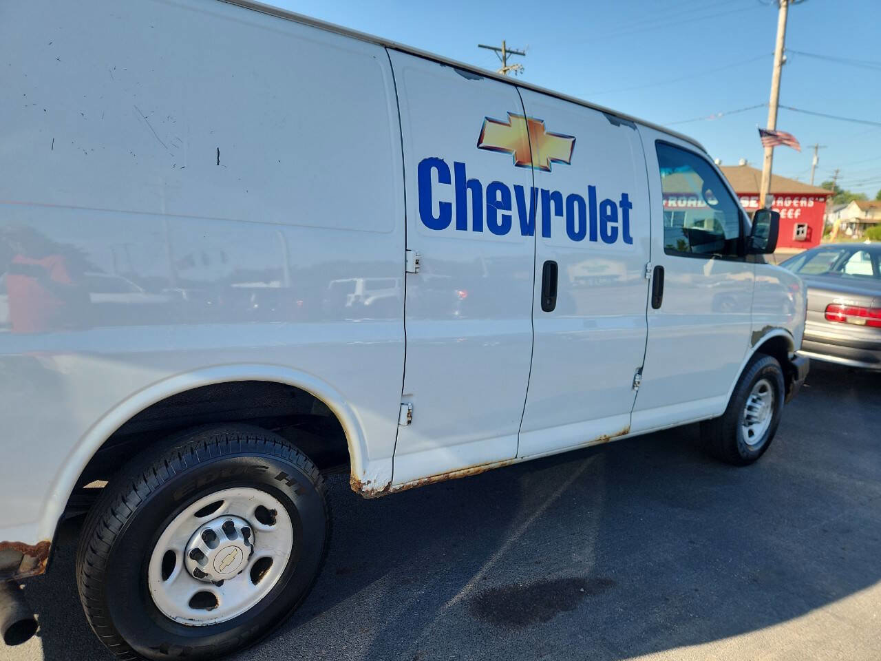 Used 2010 Chevrolet Express 2500 image 4