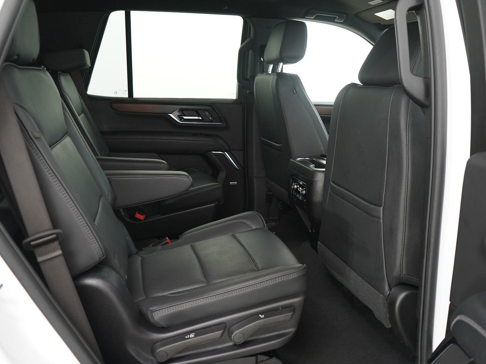 Used 2025 GMC Yukon Denali AWD/4WD image 13
