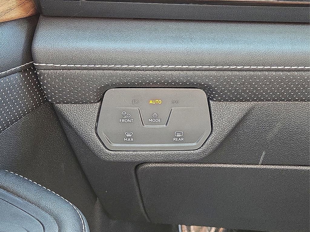 Used 2025 Volkswagen Atlas SE FWD image 26