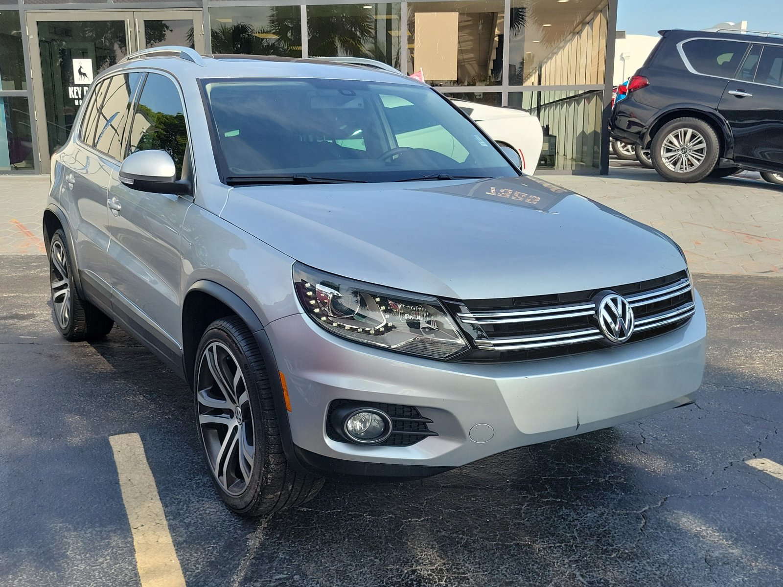 Used 2017 Volkswagen Tiguan SEL FWD image 3