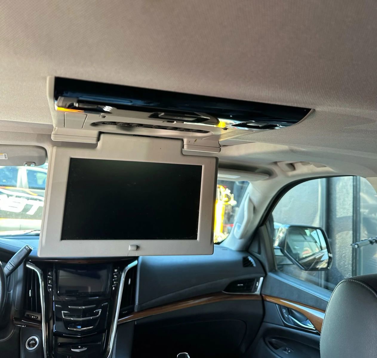 Used 2015 Cadillac Escalade Luxury image 9