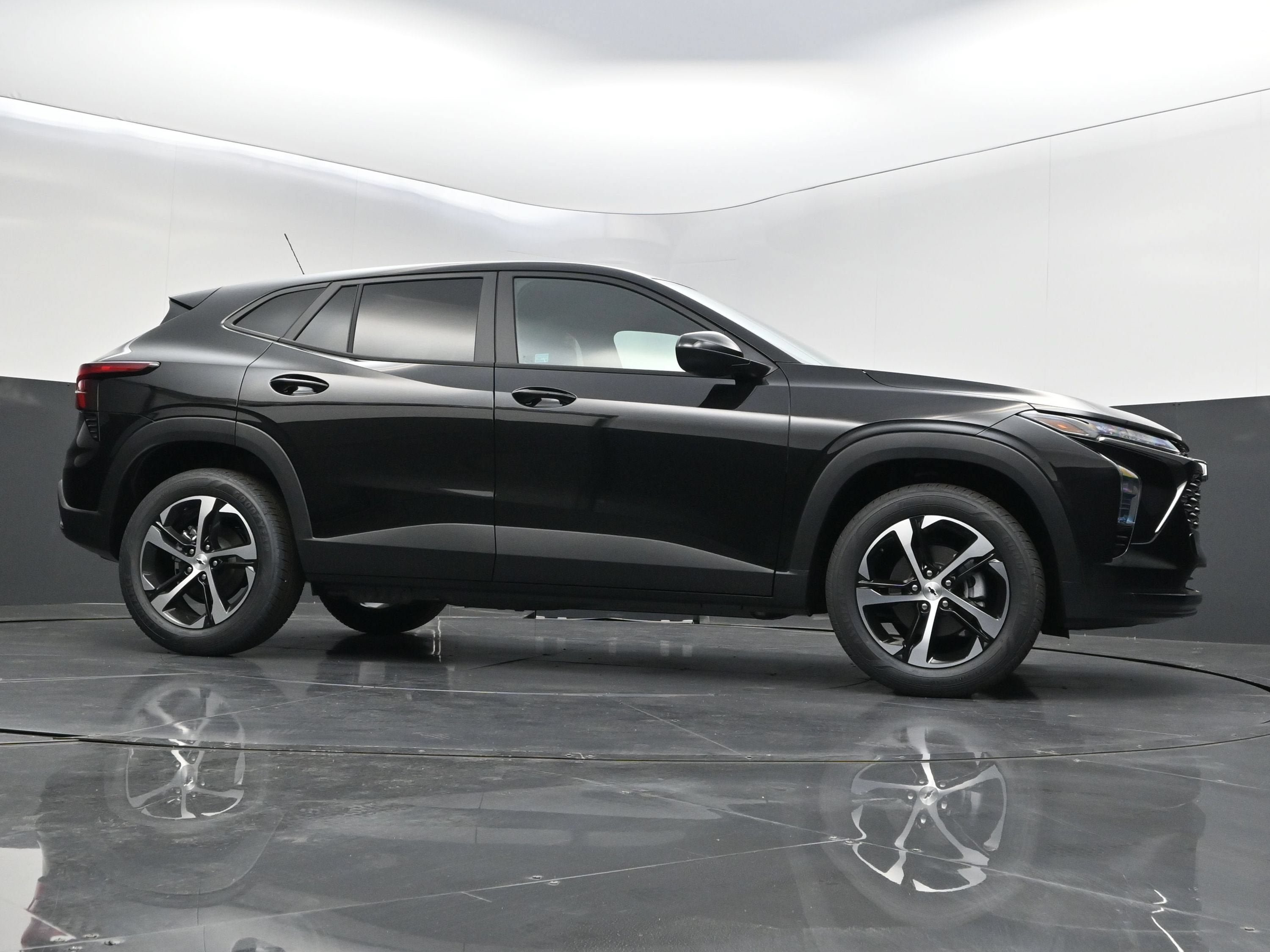 Used 2026 Chevrolet Trax RS w/ Sunroof Package FWD image 38