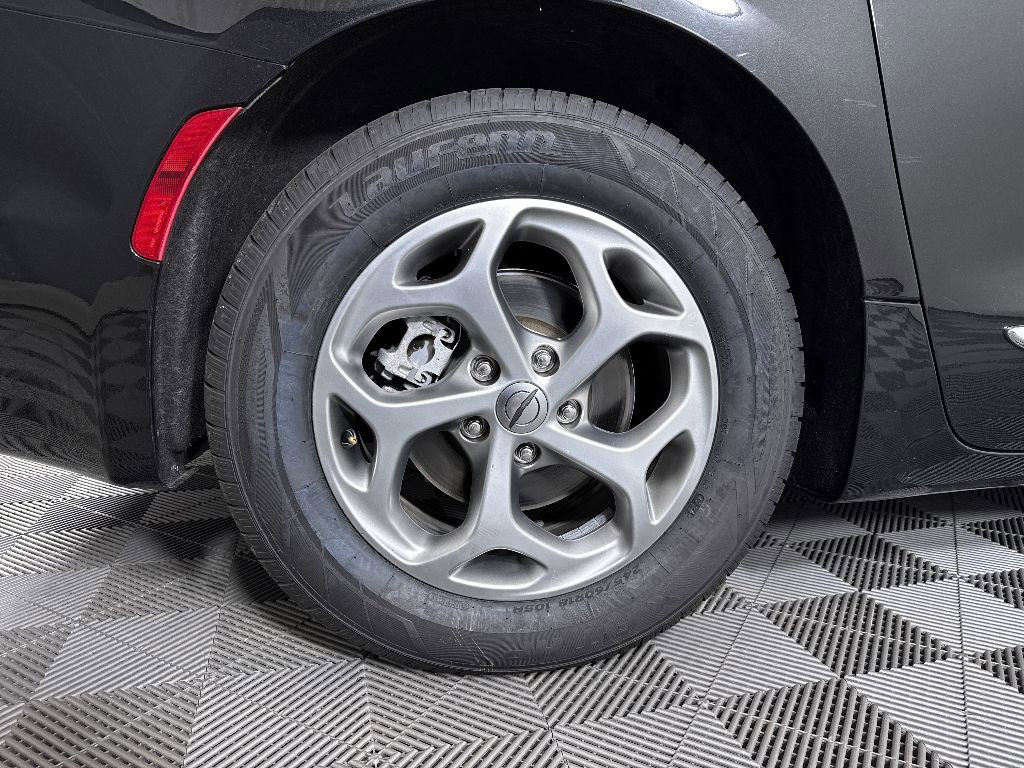 Used 2023 Chrysler Pacifica Limited FWD image 20
