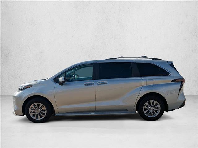 Used 2025 Toyota Sienna XLE image 9
