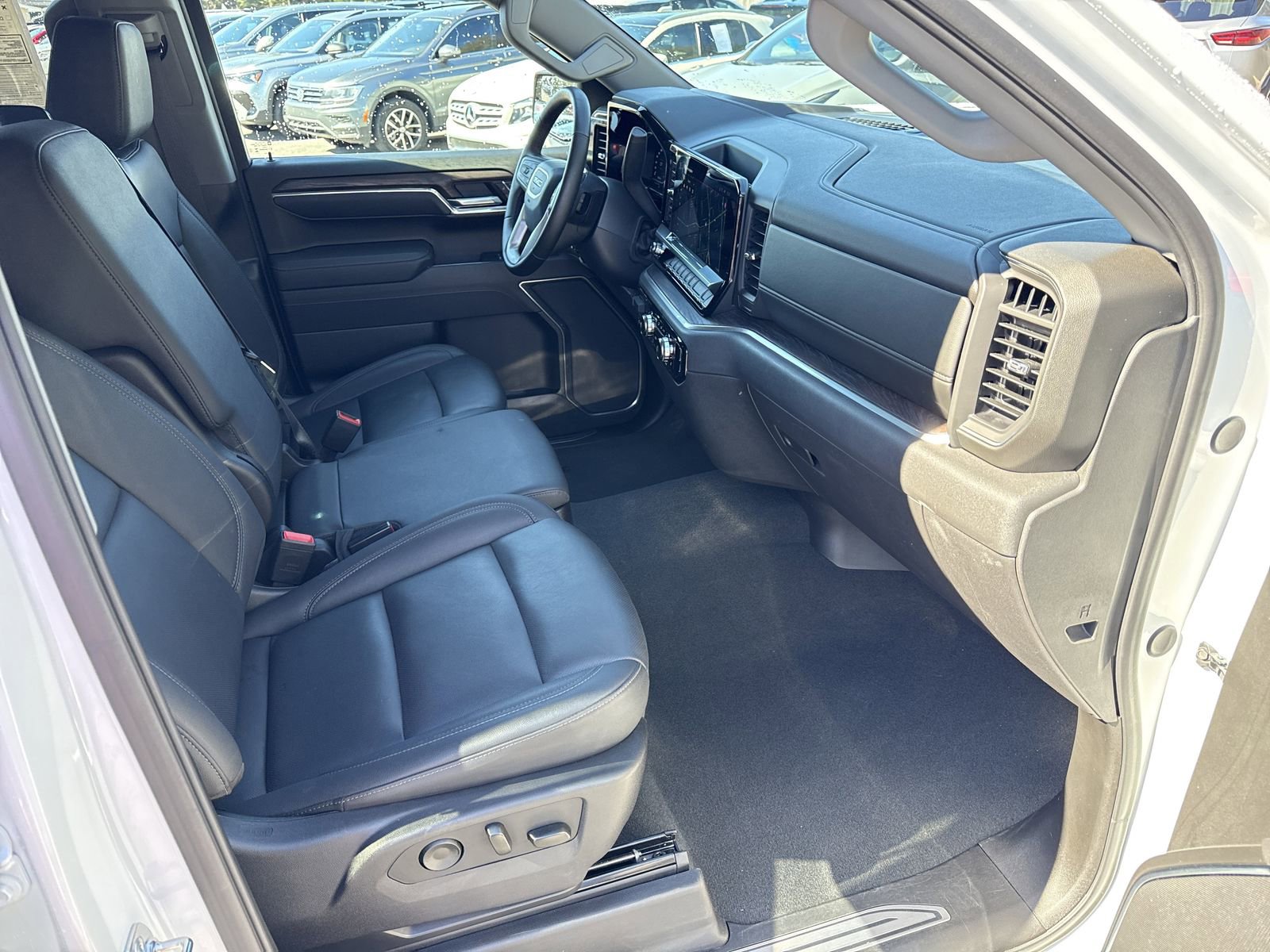 Used 2025 GMC Sierra 1500 SLT image 29