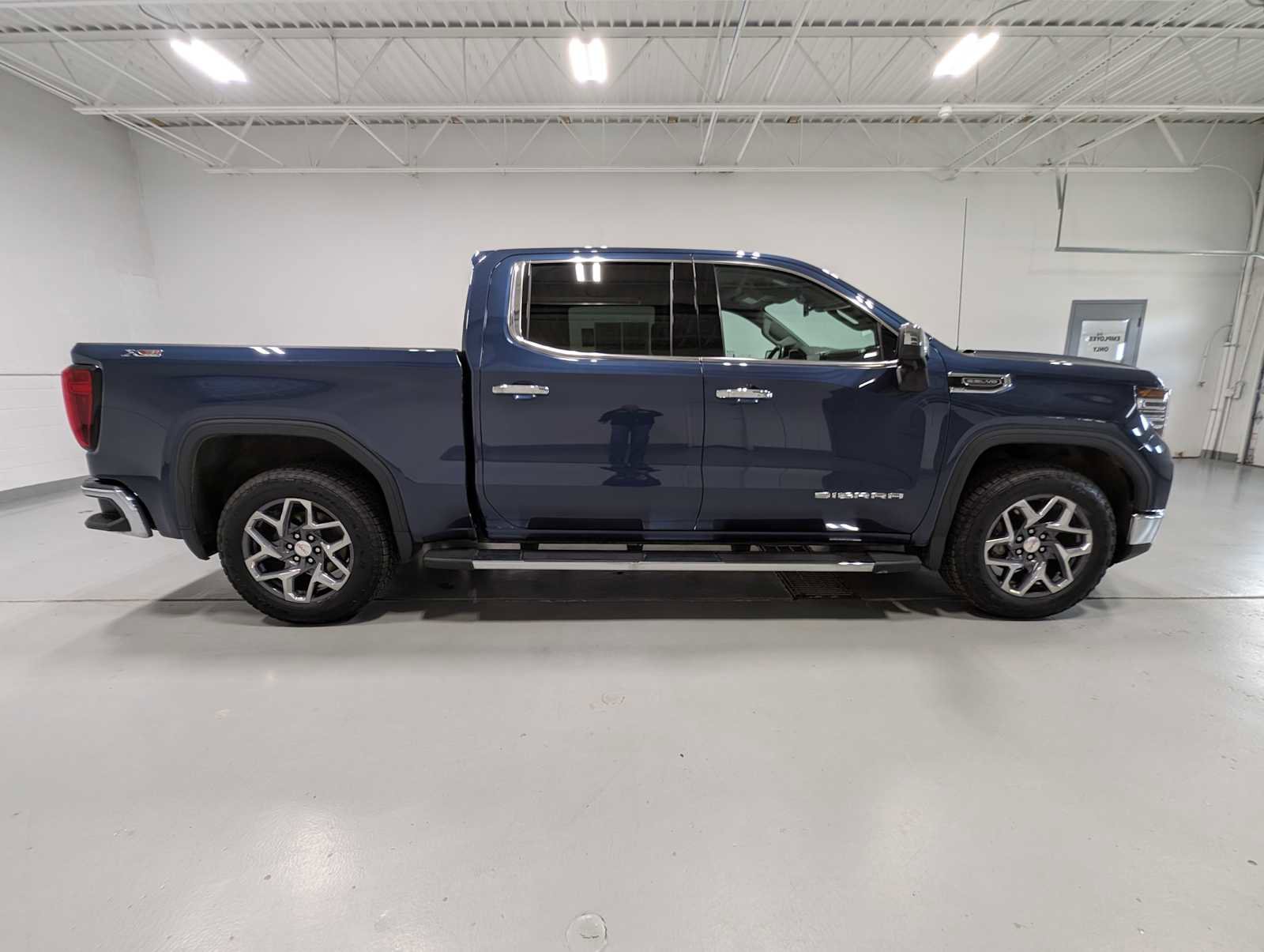 Certified 2022 GMC Sierra 1500 SLT AWD/4WD image 8