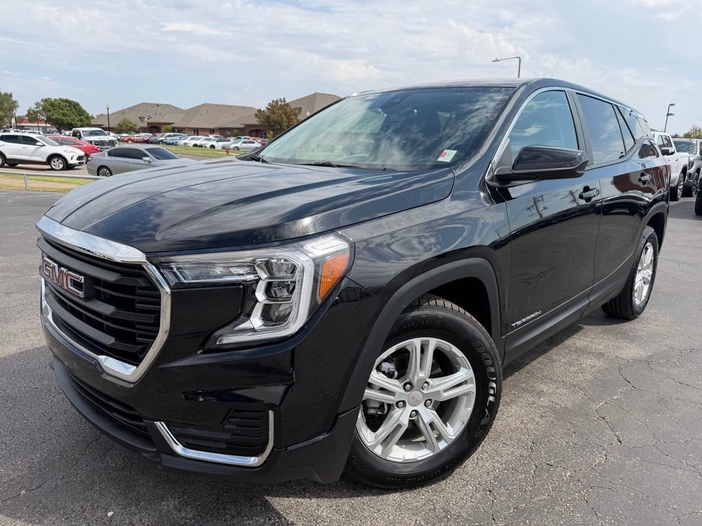 Used 2024 GMC Terrain SLE FWD image 2