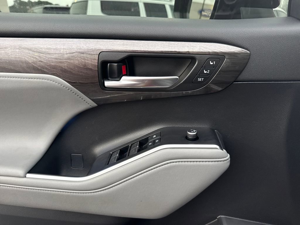 Used 2021 Toyota Highlander Limited image 10