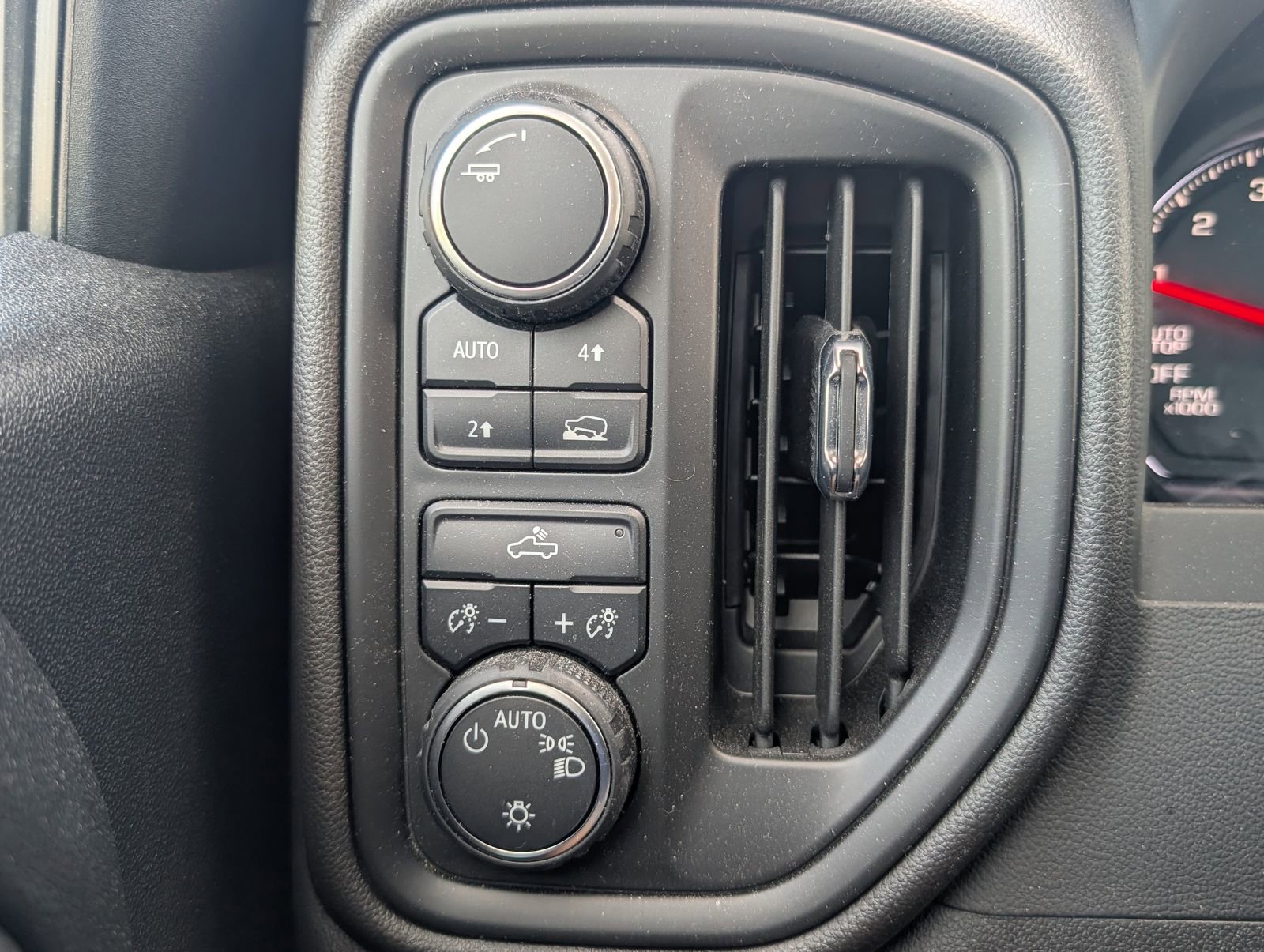 Used 2023 Chevrolet Silverado 1500 Custom image 12