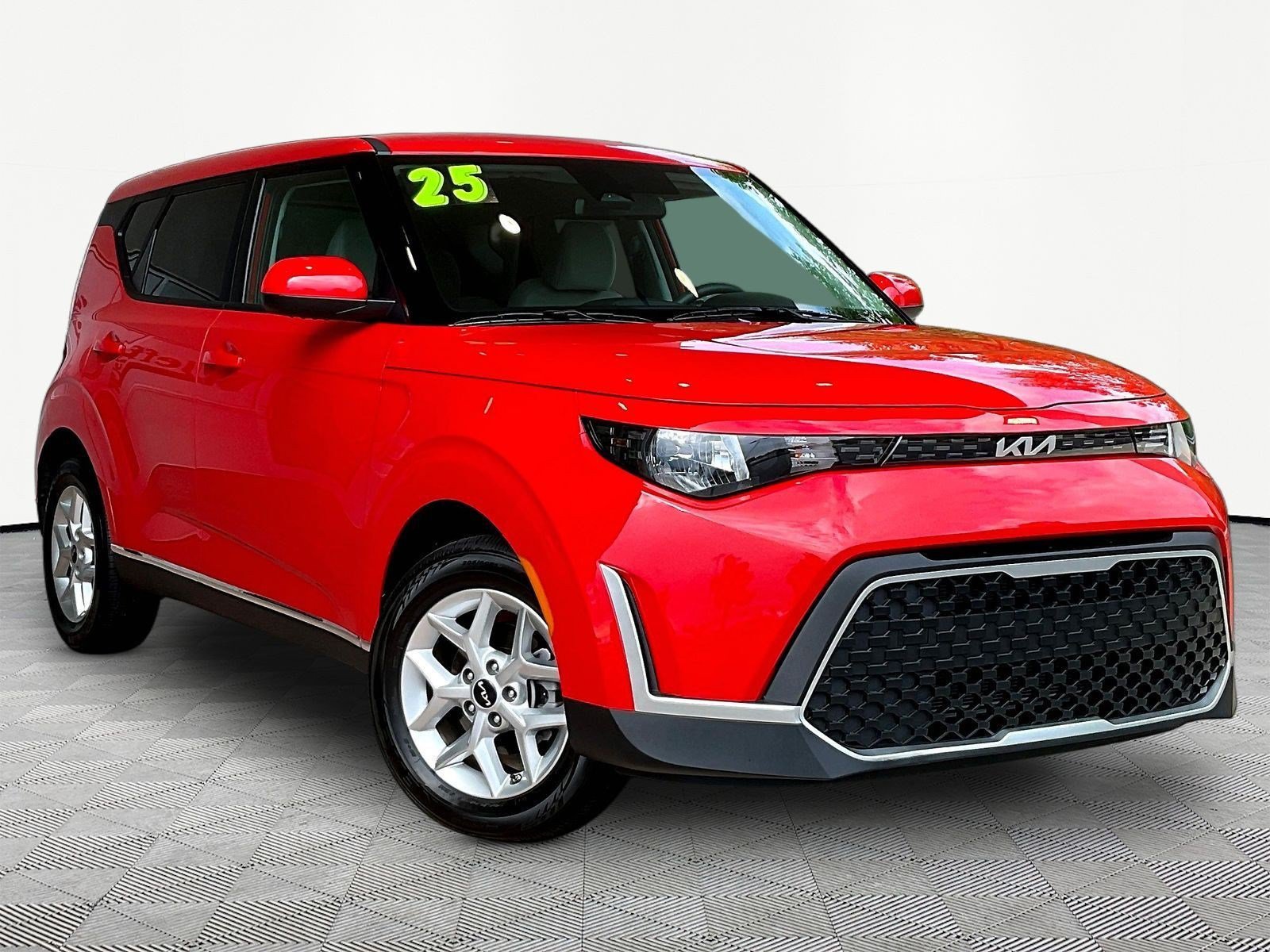 Used 2025 Kia Soul LX w/ LX Technology Package FWD image 3