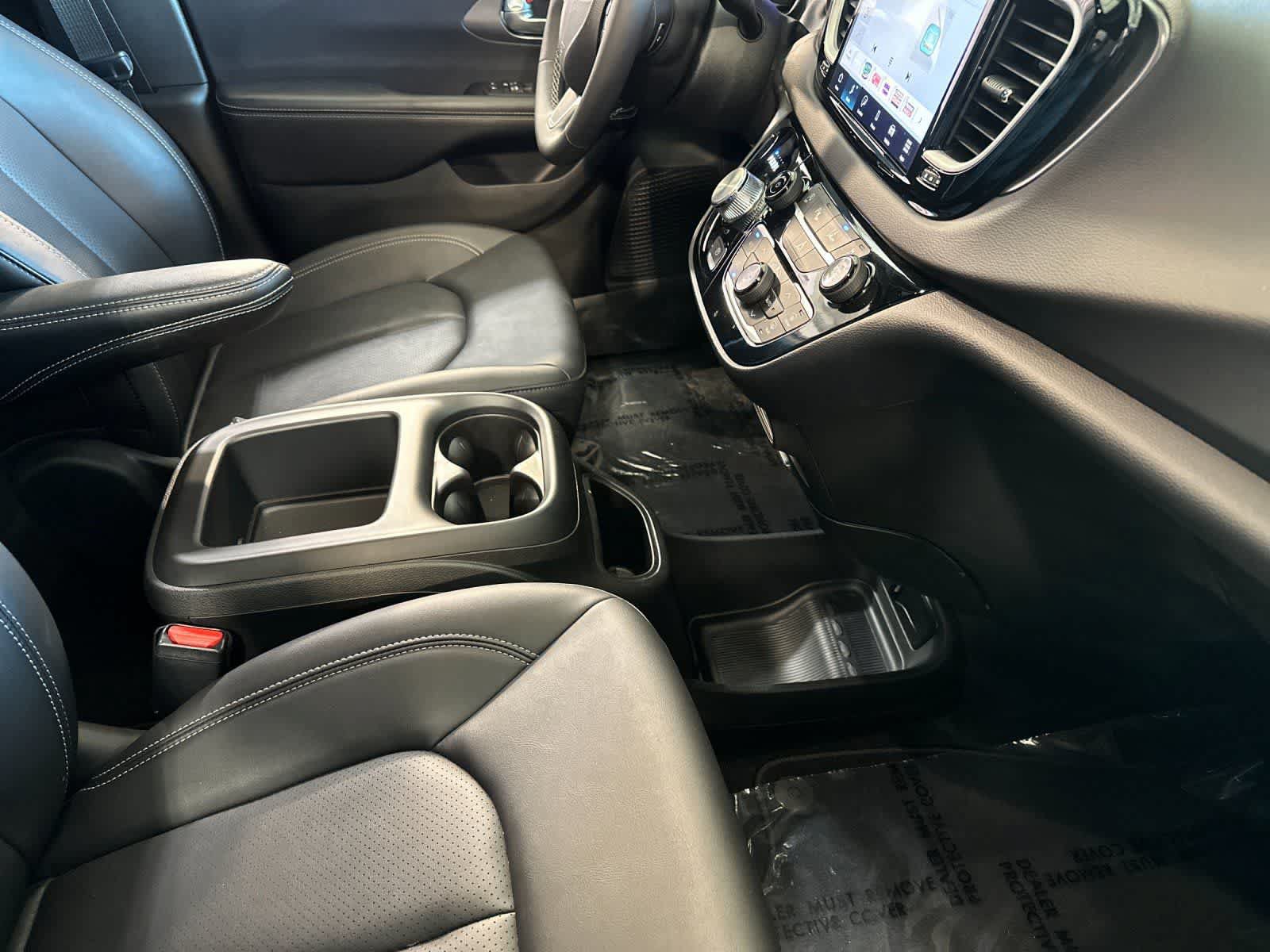 Used 2026 Chrysler Pacifica Select FWD image 18