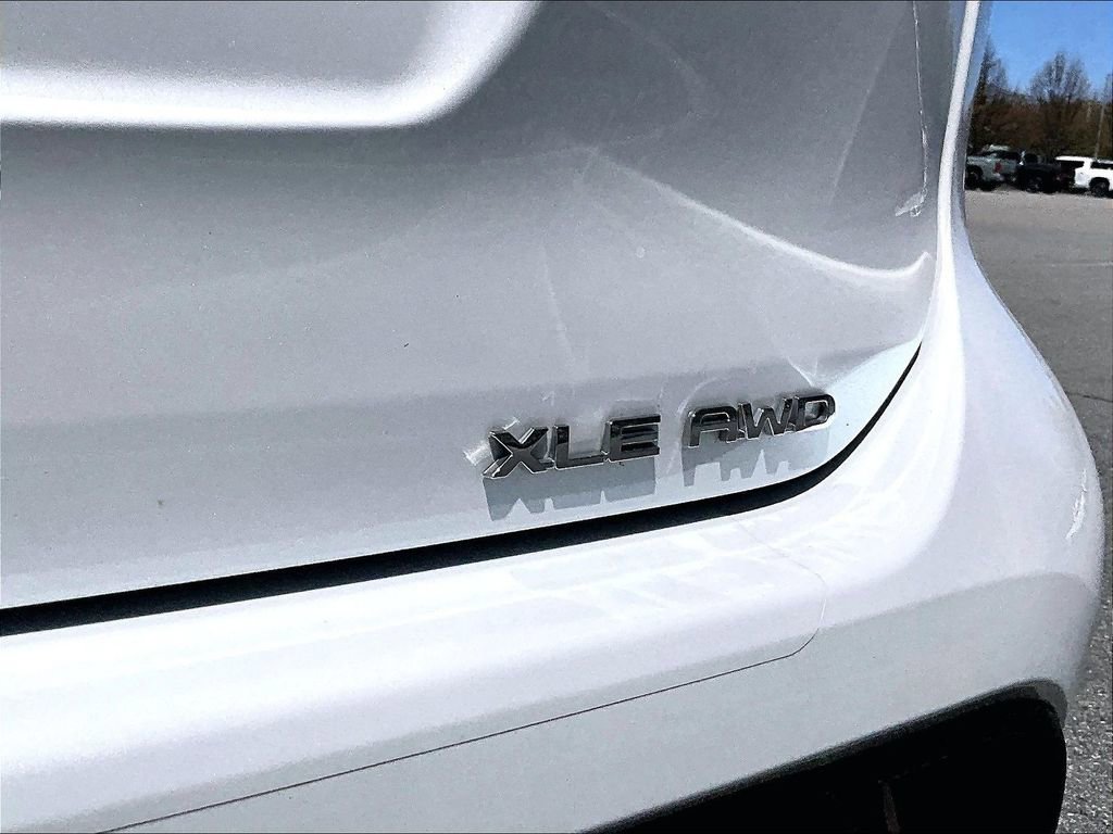 Used 2023 Toyota Highlander XLE AWD/4WD image 30