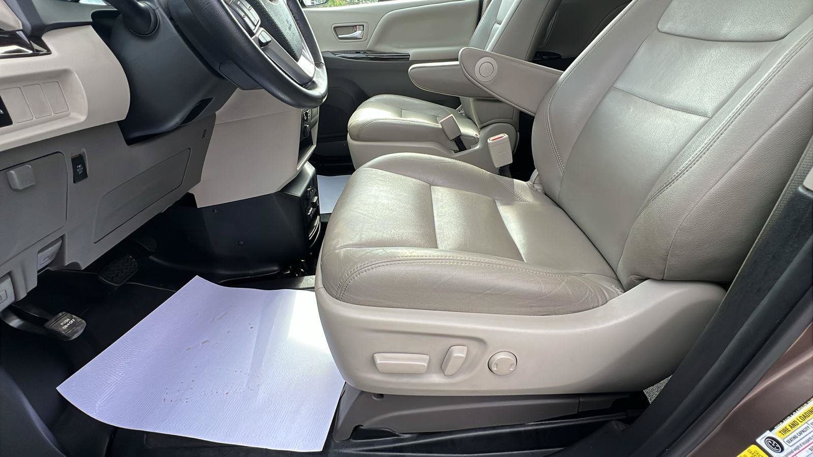 Used 2020 Toyota Sienna XLE w/ XLE Navigation Package FWD image 22